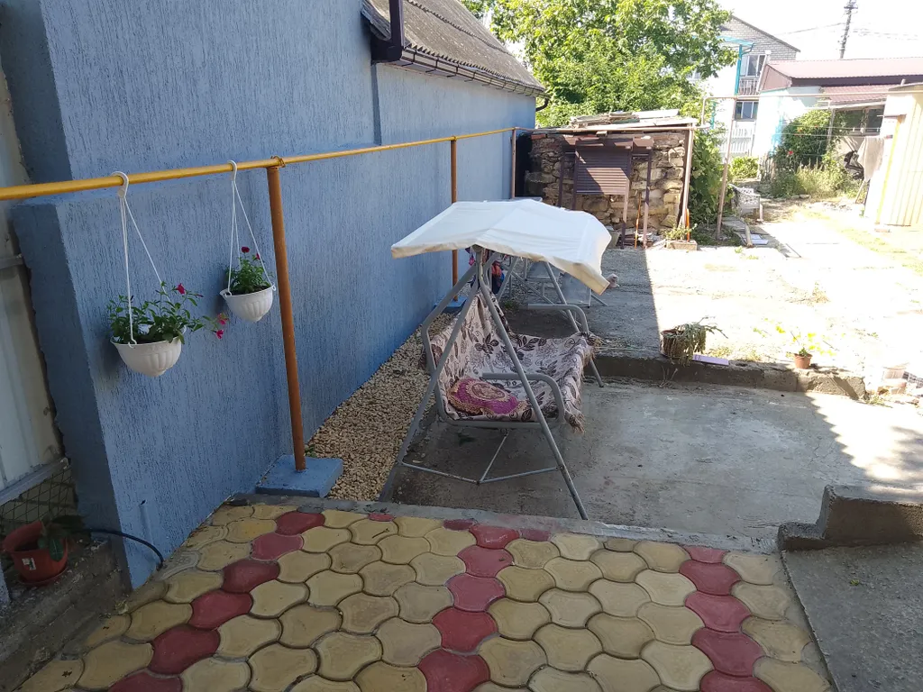 Уютный дом в пригороде с видом на море