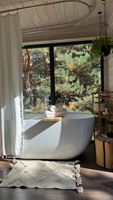 Скандинавский дом с ванной внутри и видом на лес