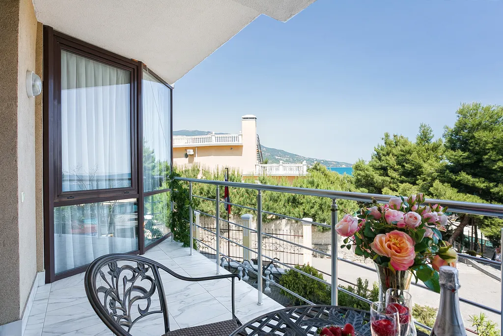 Просторная видовая двухкомнатная квартира на берегу моря в Ливадии