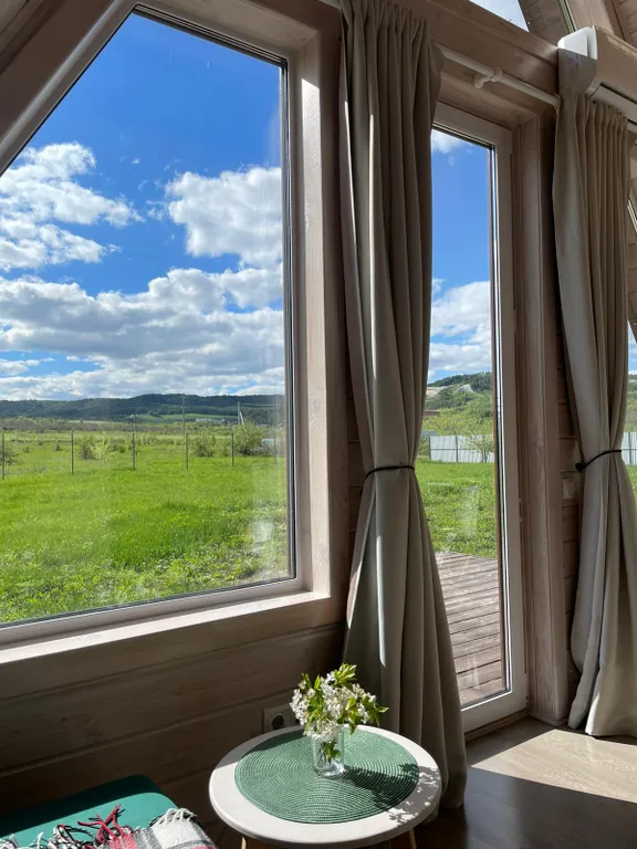 Треугольный домик с видом на горнолыжку