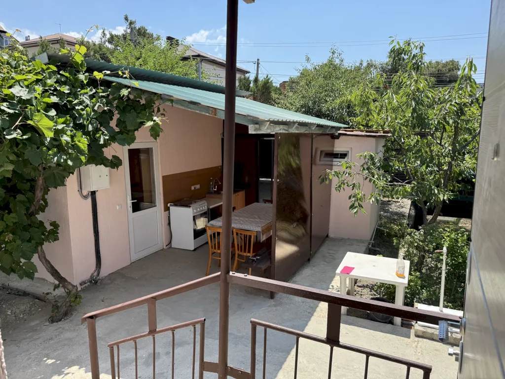 Четырёхкомнатный дом с двориком и мангалом – центр