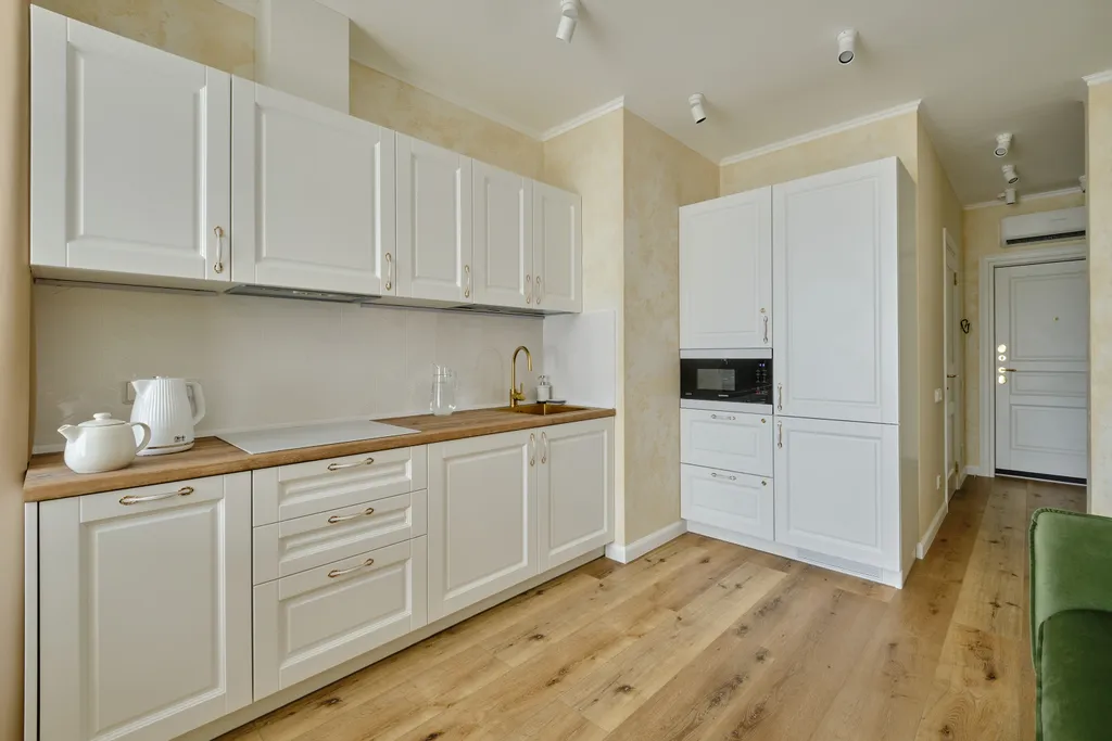 Квартира с дизайнерским ремонтом и видом на горы на побережье