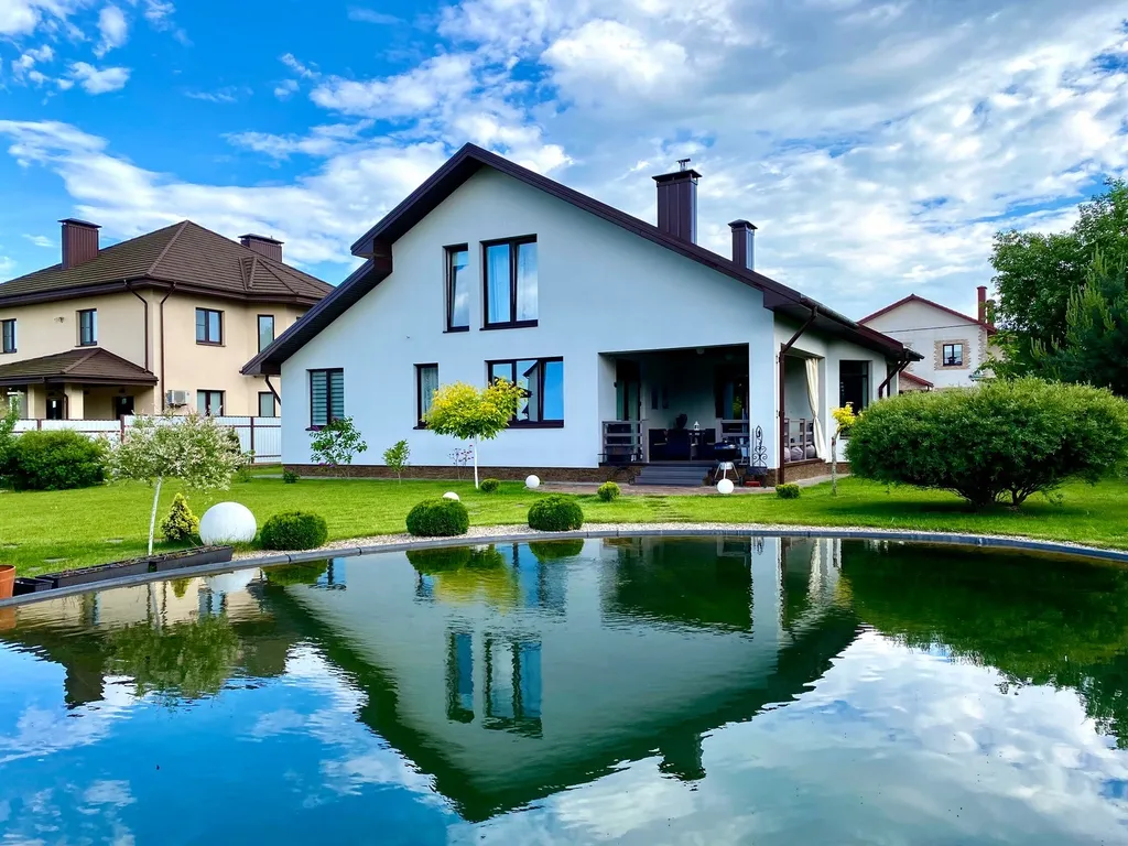 Современный коттедж в 12 км от Минска с плавательным озером, баней