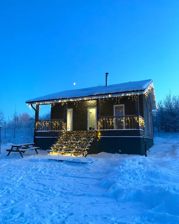 Дом с террасой, камином, финской сауной на краю деревни с видом вдаль