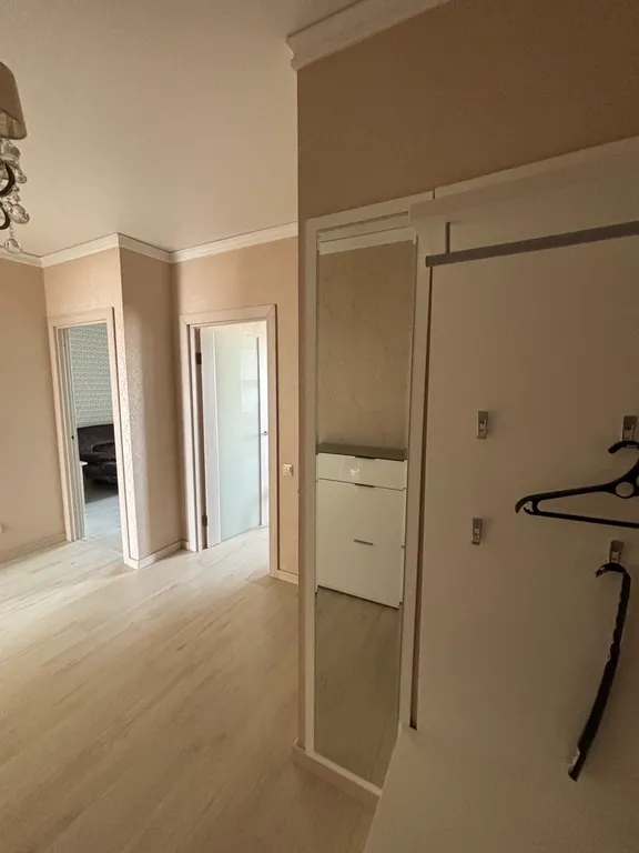 Светлая двухкомнатаная квартира с дизайнерским ремонтом рядом с центром города