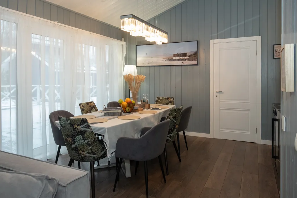 Дом на берегу лесного озера