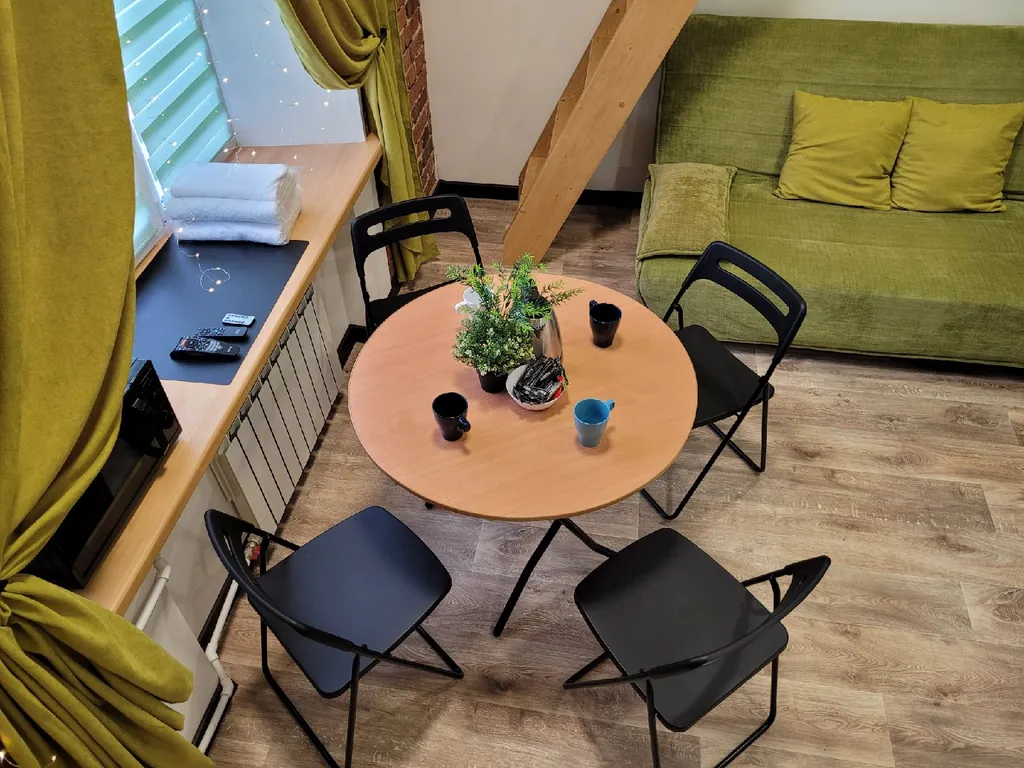 Лофт-1 Жёлтая. Клёвая двухуровневая студия в центре