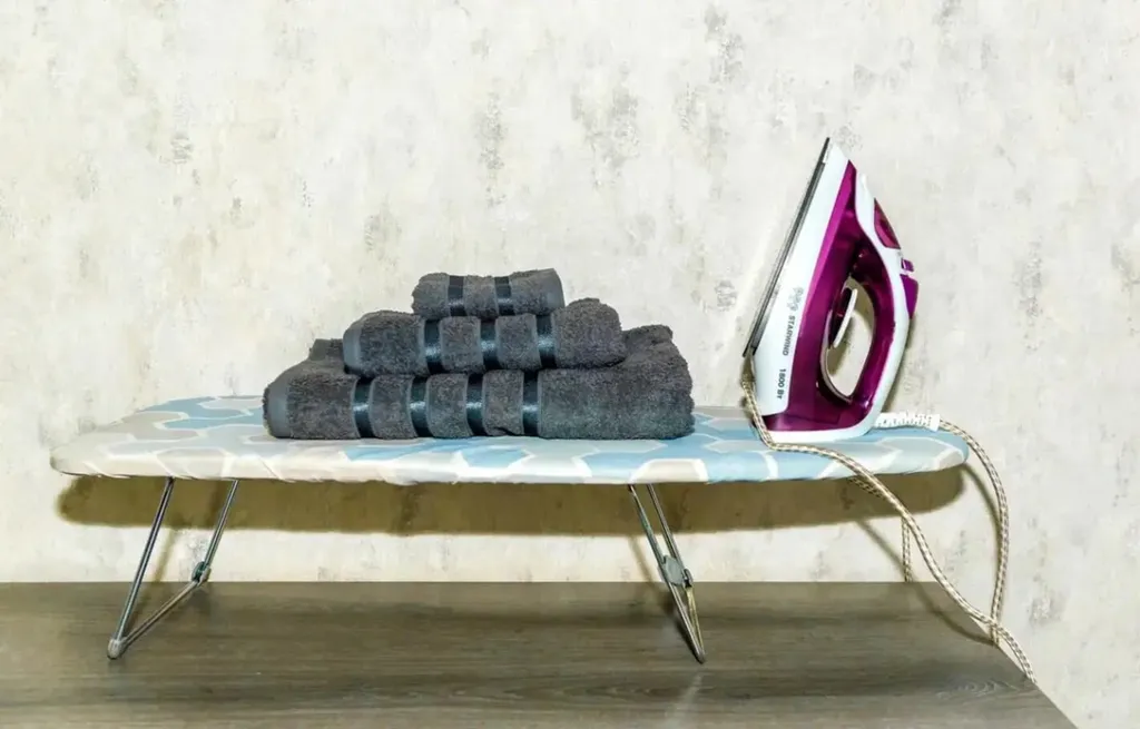 Уютная студия в скандинавском стиле с видом на лес