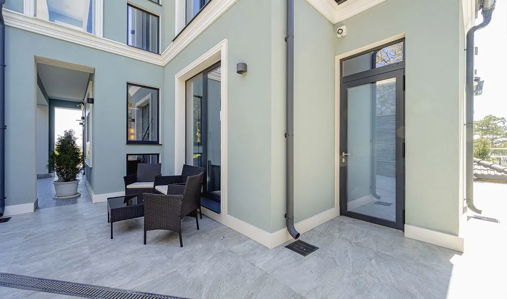 Полулюкс с отдельным входом и террасой