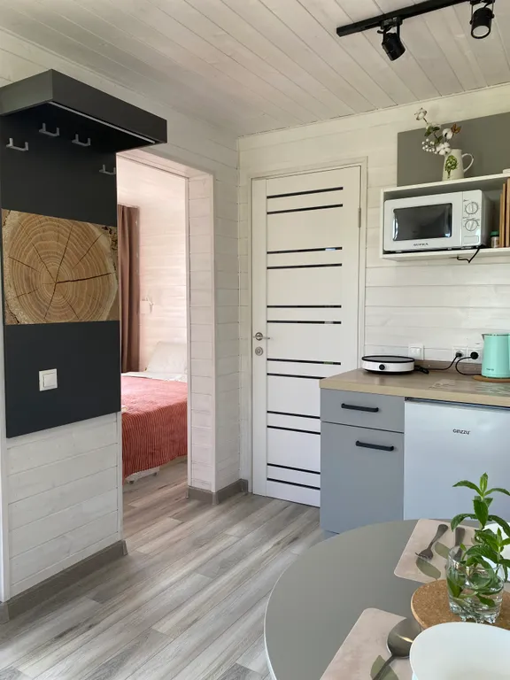 Домик с панорамными окнами и беседкой