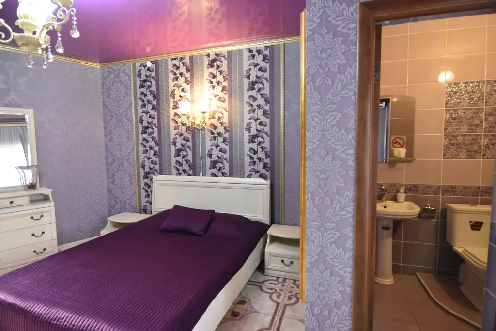 Фиолетовый номер с камином