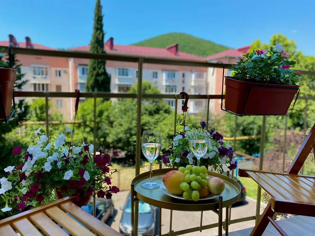 Дизайнерская 2-к квартира с французским балкончиком