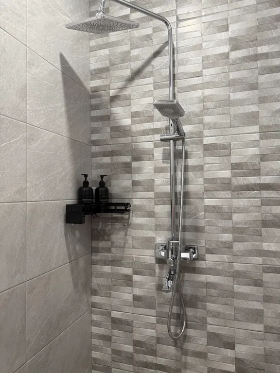 Уютный домик у реки для семейного отдыха