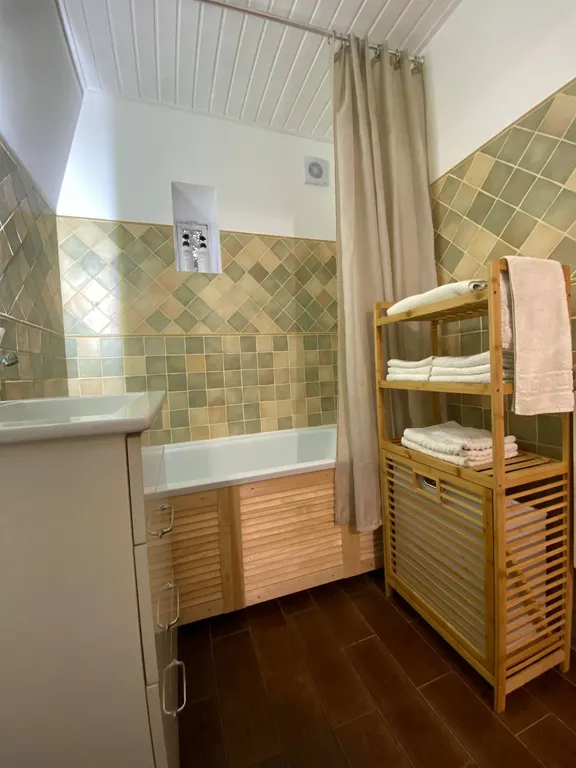 Загородный дом с садом и бассейном