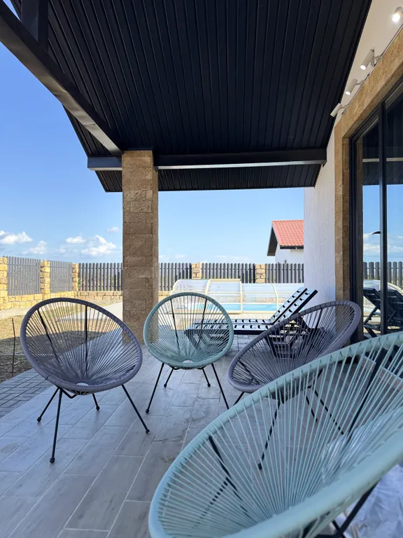 Дом с бассейном в Винной деревне Тамань