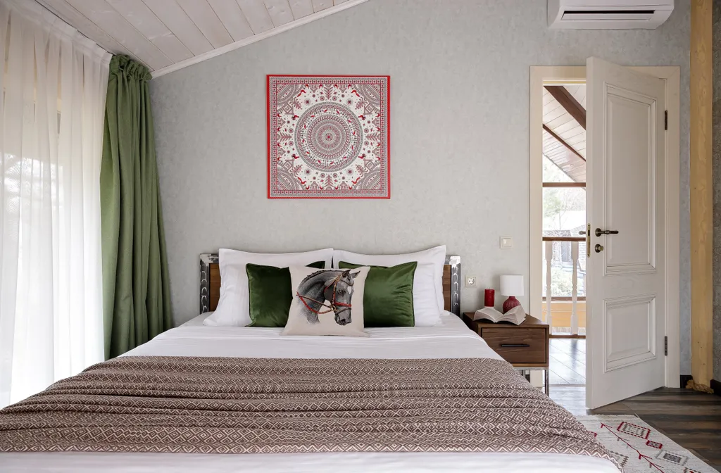 Эко-коттедж в русском стиле с панорамными окнами и террасой в лес