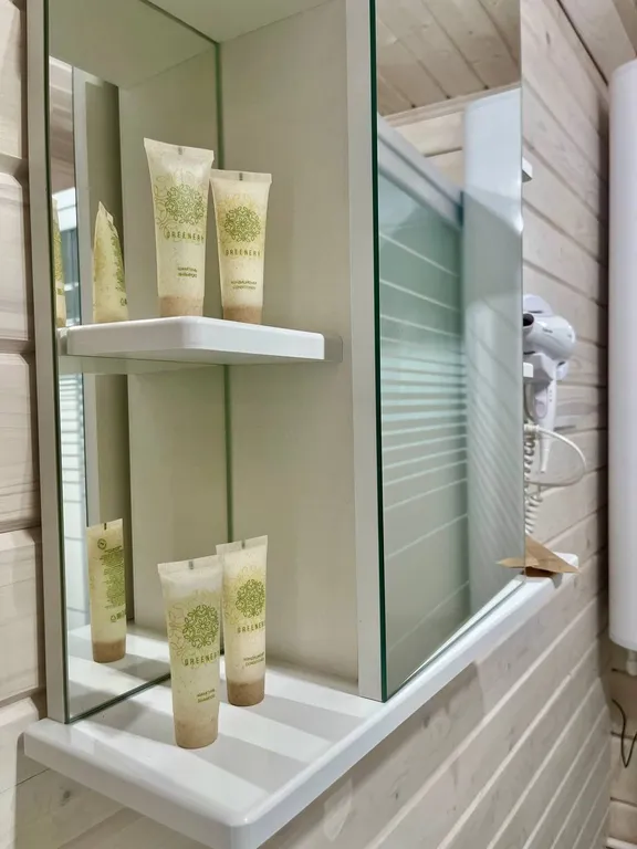 Просторный новый дом на берегу озера у родника