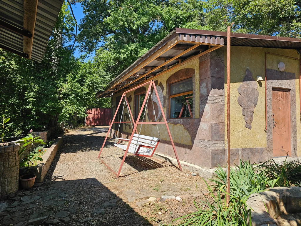 Дом в лесу с каминным деревом внутри