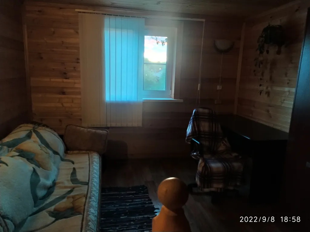 Дом рядом с озером и рекой