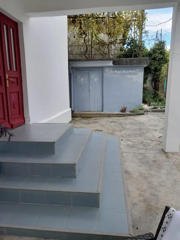 Большой двухэтажный дом с видом на горы