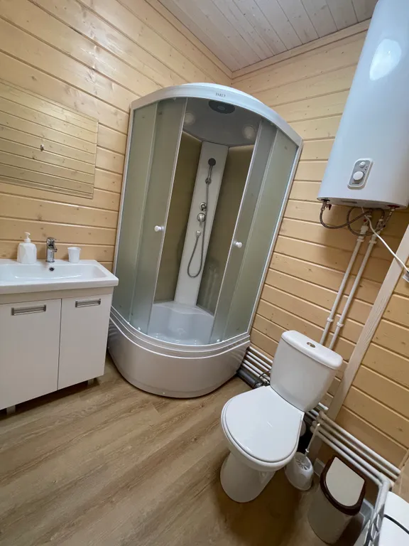 Студия на берегу озера рядом с сосновым бором