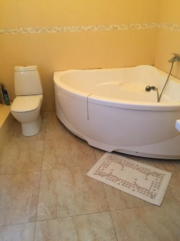 Вилла с бассейном на холме