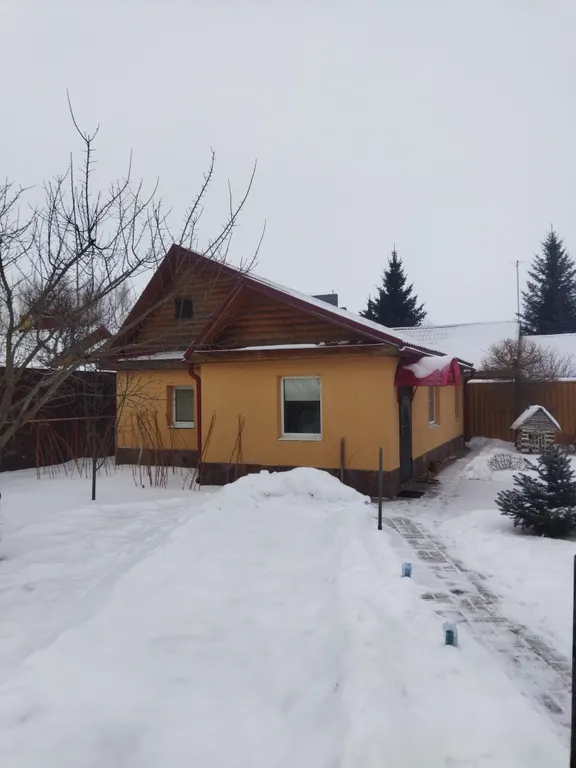 Небольшой уютный дом на спокойной улице