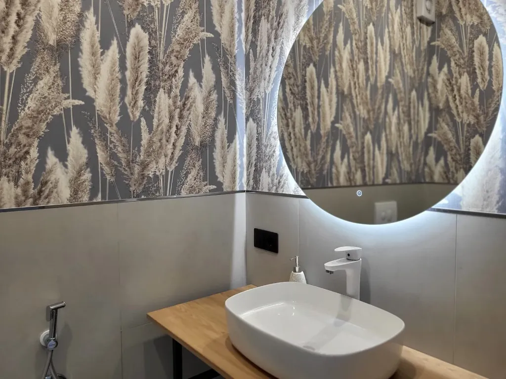 Уютный домик в стиле hi-tech на берегу реки