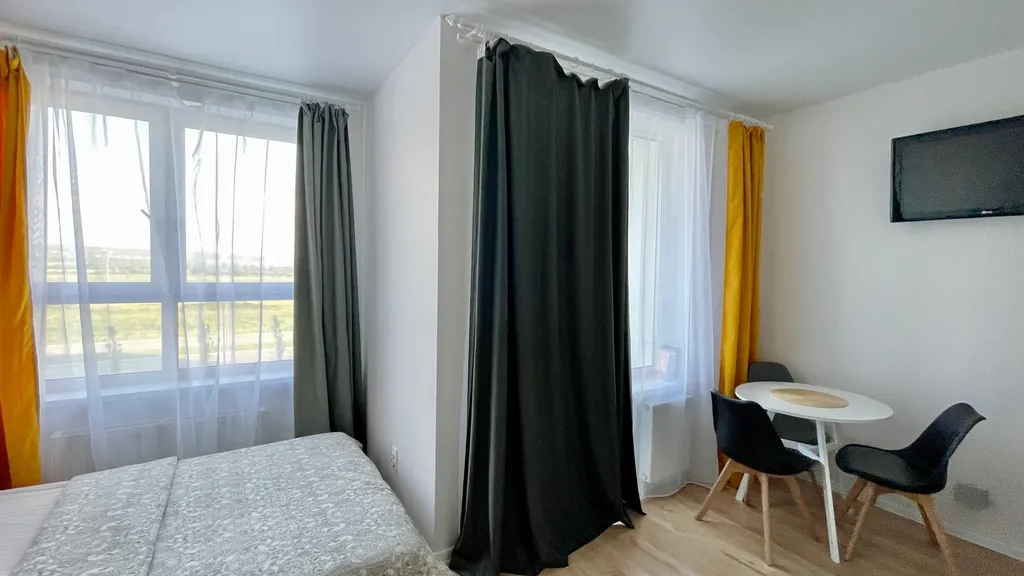 Не в отеле, а в квартире