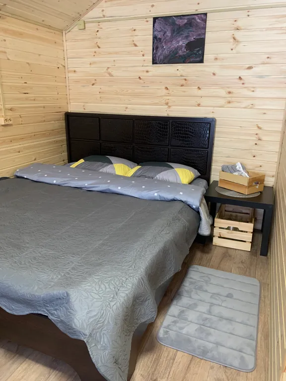 Уютный домик в окружении гор