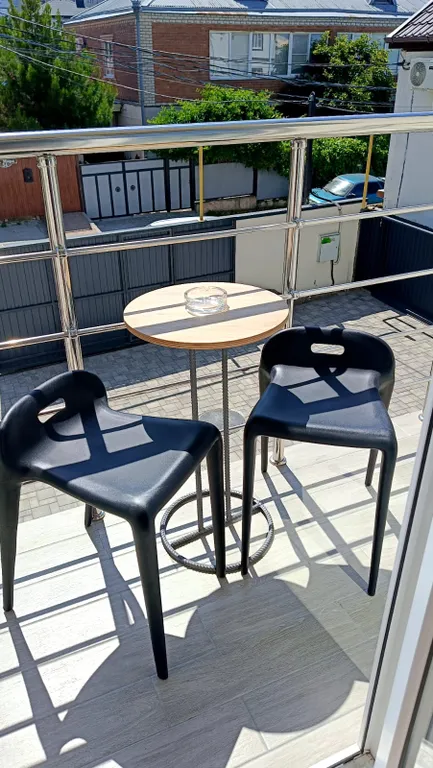 Трехместный номер с балконом с видом на улицу