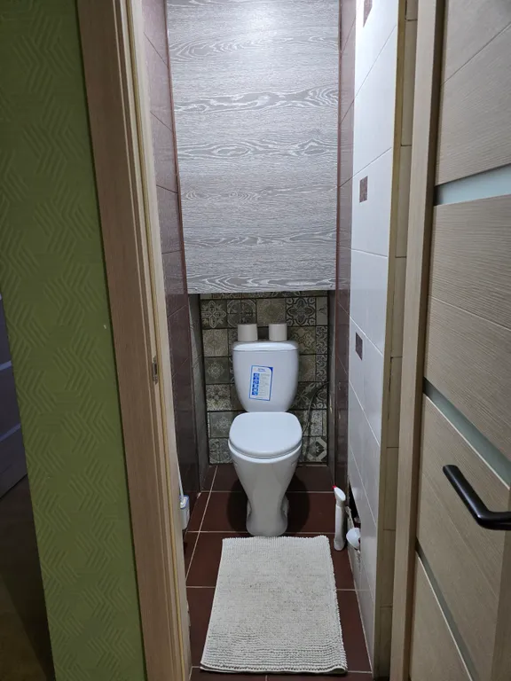 В самом центре города около рынка