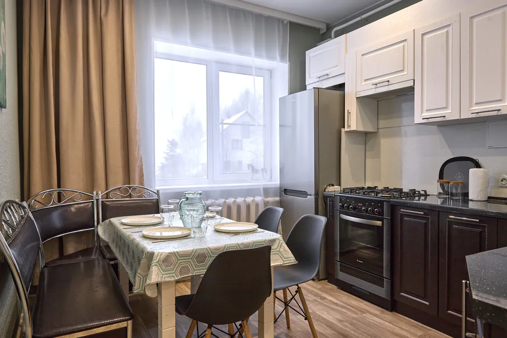 Дом Под Покровом на тихой улице с видом на монастырь