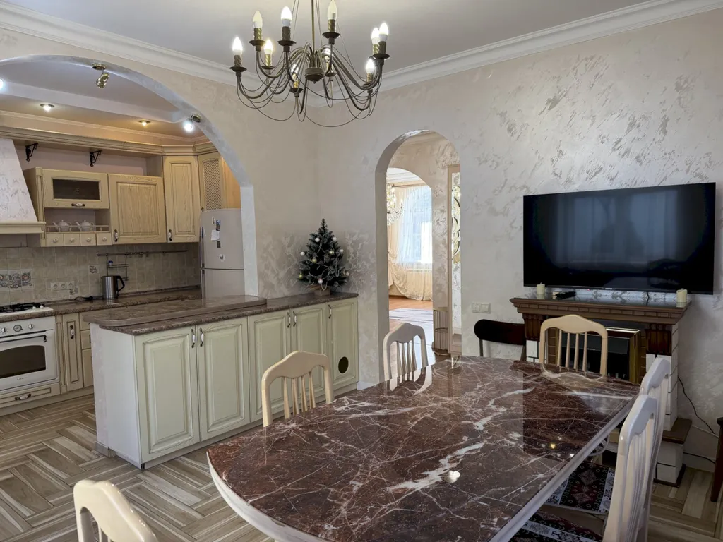 Дом с террасами и видом на море, рядом с центром