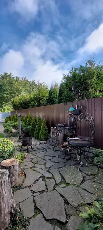 Уютный дом в черте города для комфортного отдыха в лесной местности