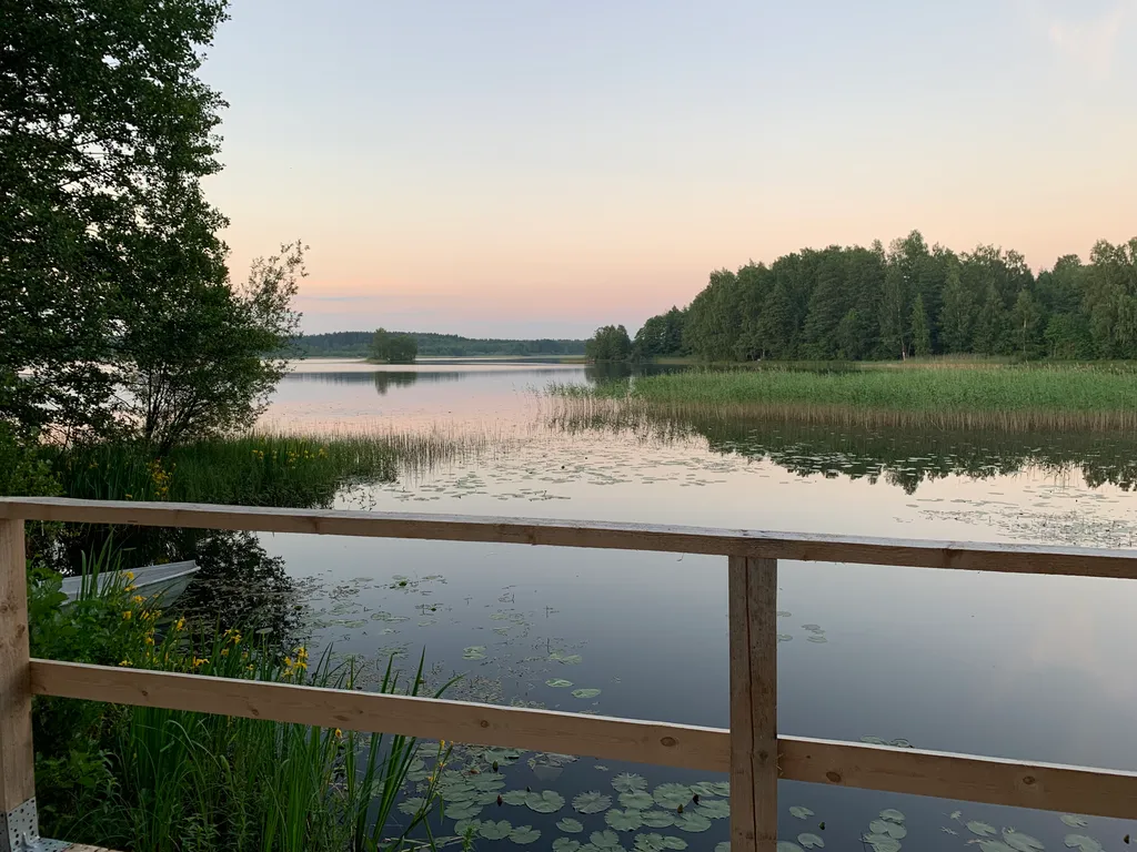 Чудесное место у озера с камином и русской баней