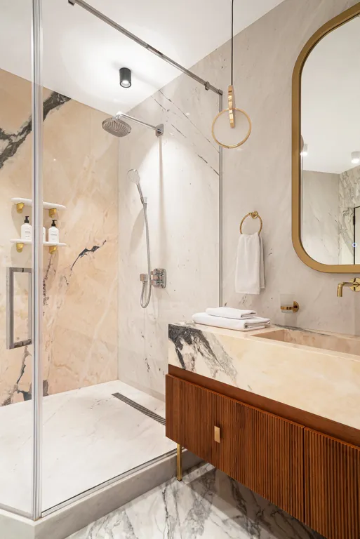 Роскошный апартамент Табрис на 81 этаже с ванной у окна в спальне