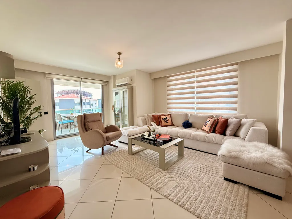 Двухуровневые апартаменты с видом на море и горы