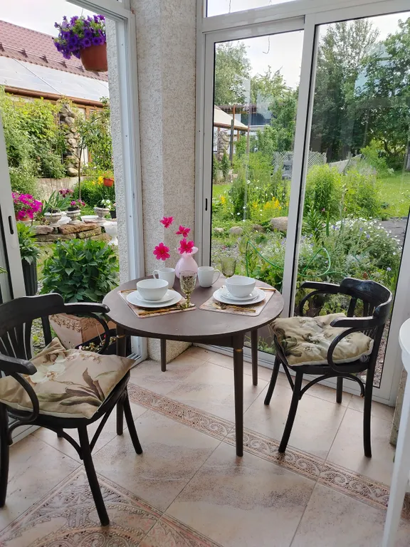 Уединенная часть дома с садом и барбекю