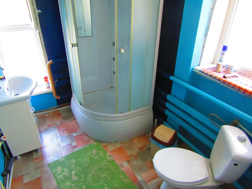 Дом с двумя спальнями и крыльцом с садовой мебелью