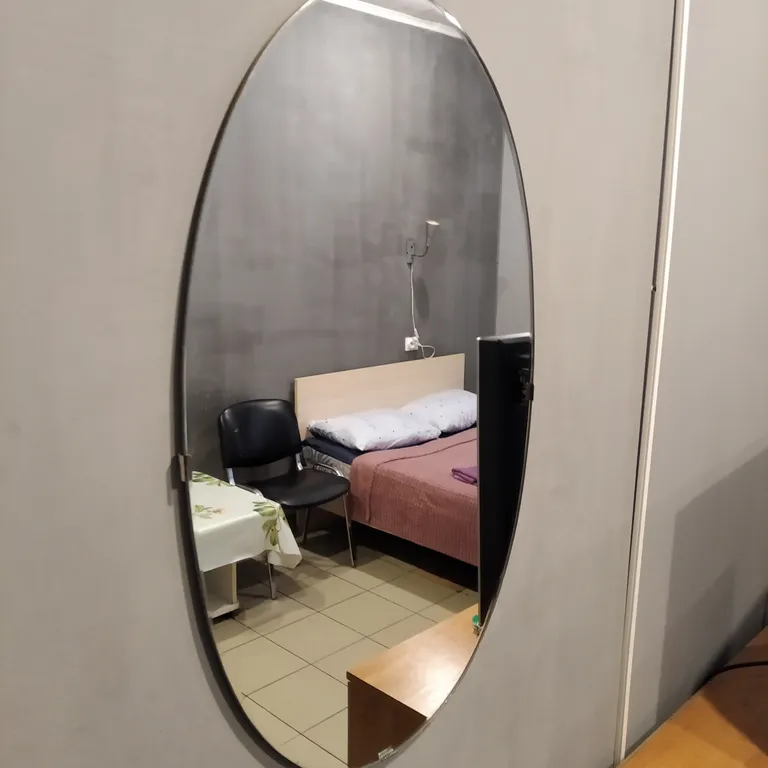 Отдельная комната со своей душевой и санузлом рядом с комнатой.