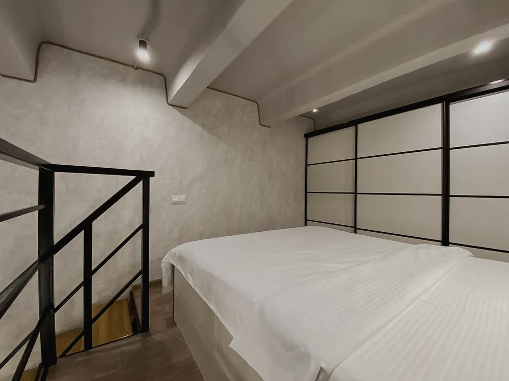 Дизайнерская двухуровневая квартира с панорамными окнами