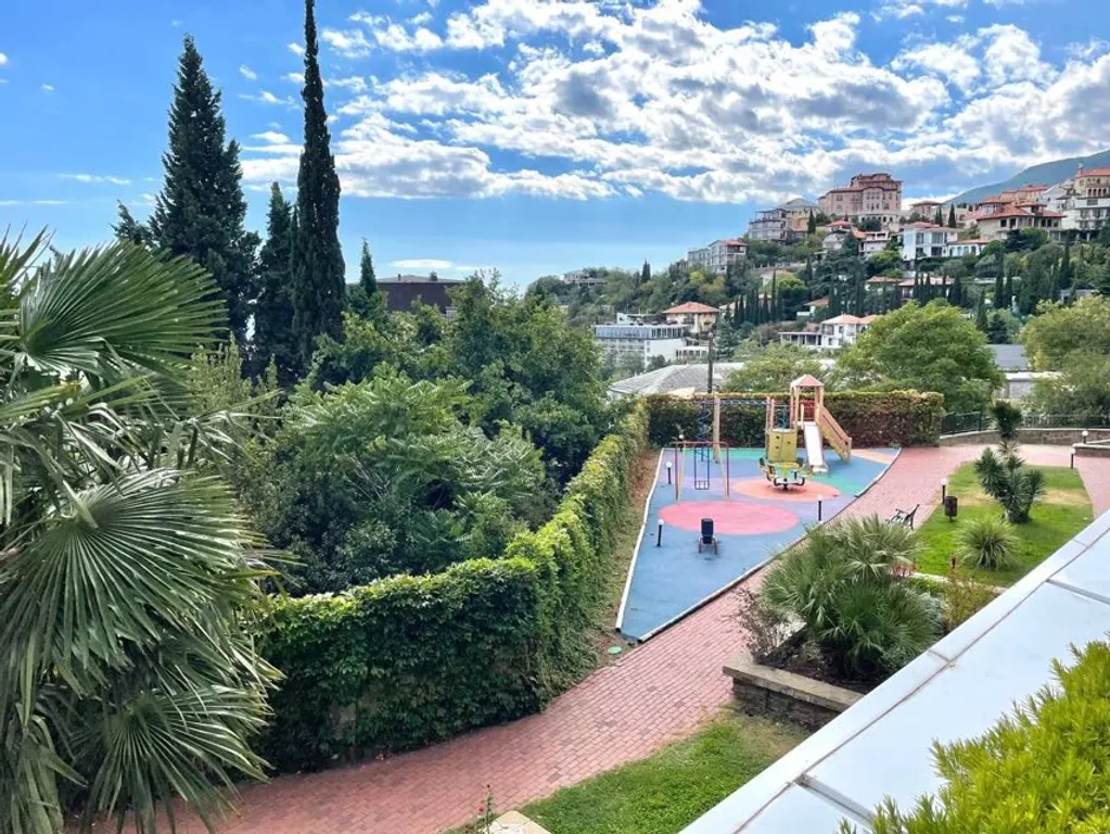 Апартамент с двумя спальнями и видом на море в современном ЖК