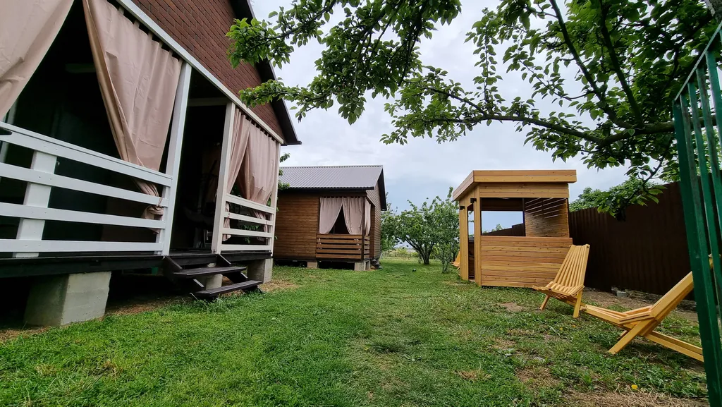 Домик и фруктовый сад