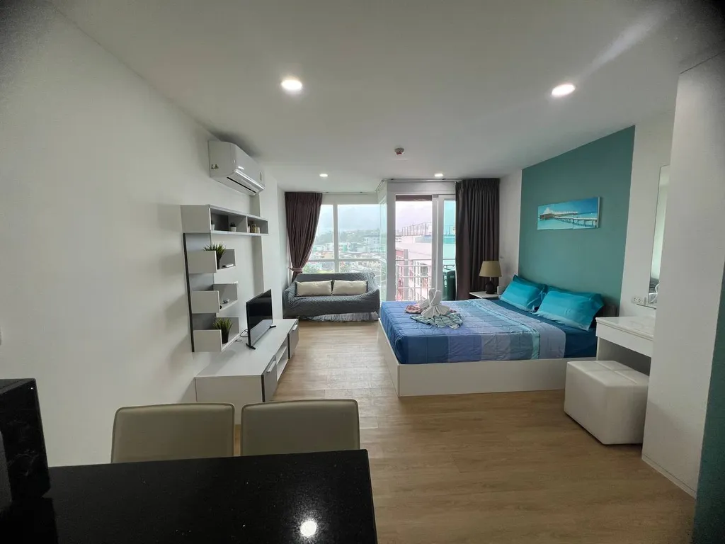 Студия после ремонта с удивительным видом с 8 этажа в центре Каты