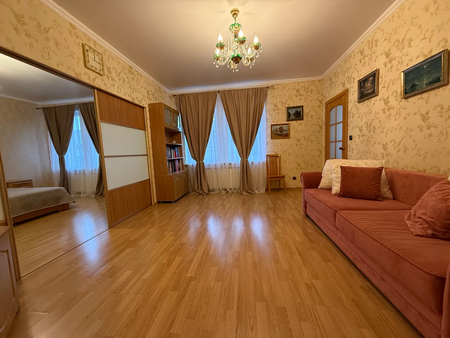 Комната с диваном 