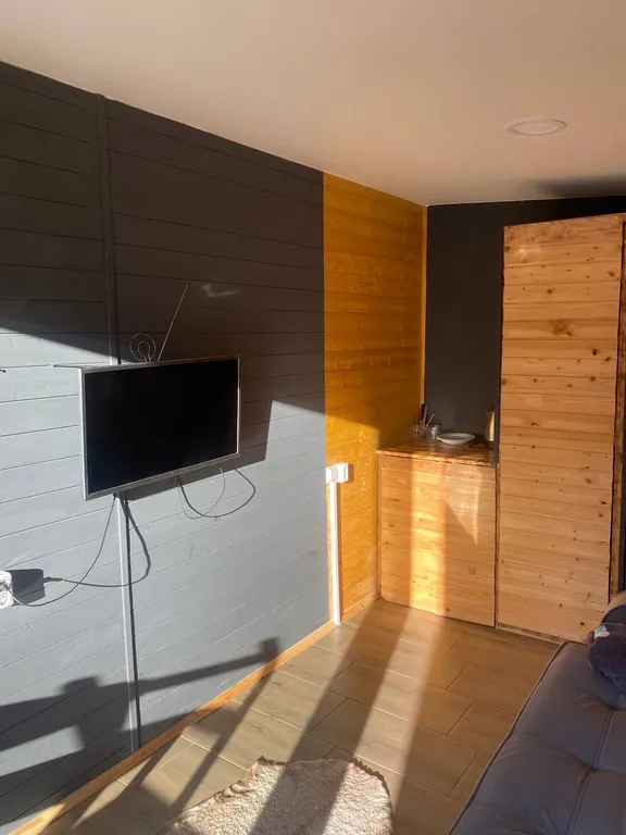 Уютный маленький домик в горах