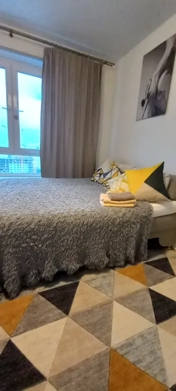 Студия с видом на завораживащие огни города