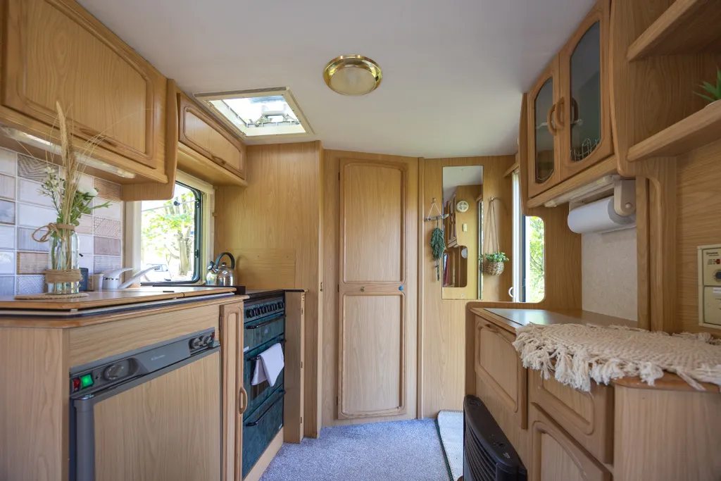 Автодомик для двоих с видом на озеро