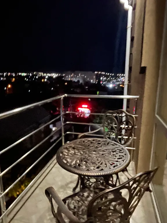 Четырёхместный номер люкс с балконом С видом на город и горы